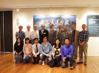 中國考古藝術研究中心主任鄧聰教授（後排左五）與代表團參觀在文物館舉行的「毋忘香港的根—發掘港深七千年的歷史」展覽